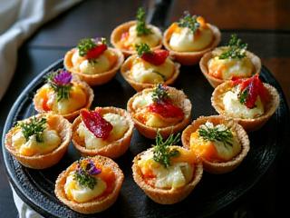 Mesa surtida de canapés dulces y salados para un cóctel elegante